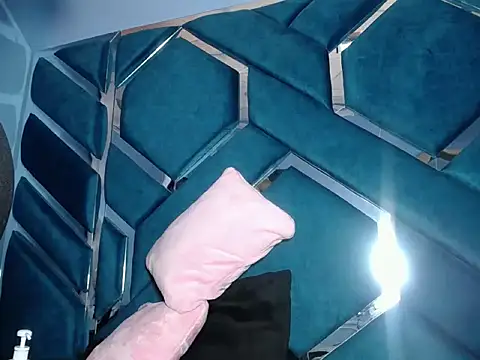 Lea Sweetly online show from October 8, 2025, 1:56 pm