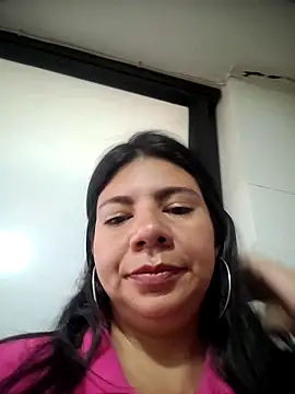 Snapshot of kinky_momm chatting on April 27, 2026, 5:33 pm kinky momm online show from April 27, 2026, 5:33 pm