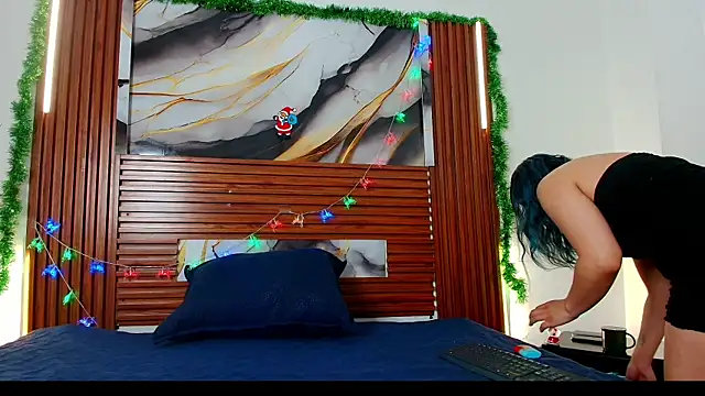 Evelin thompsson online show from December 14, 2025, 3:13 am