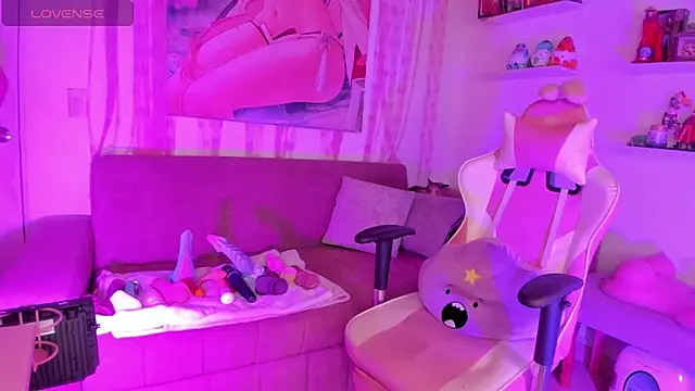 Issa Moon  online show from September 13, 2025, 1:11 pm