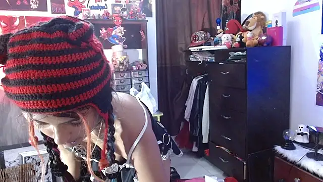 carolinerue online show from September 22, 2025, 2:06 am