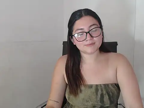 MiaFoxx5 online show from September 8, 2025, 9:47 pm