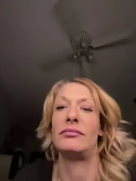Snapshot of Daphneflor chatting on June 3, 2026, 9:10 am Daphneflor online show from June 3, 2026, 9:10 am