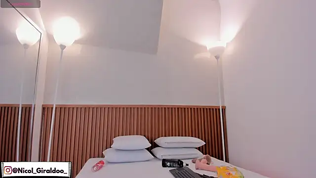 nicol giraldoo online show from February 20, 2026, 6:19 am