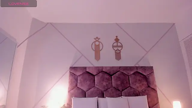 nicol giraldoo online show from March 11, 2026, 4:06 am