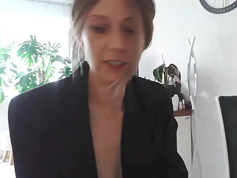 MadMadelin online show from November 3, 2025, 1:15 pm