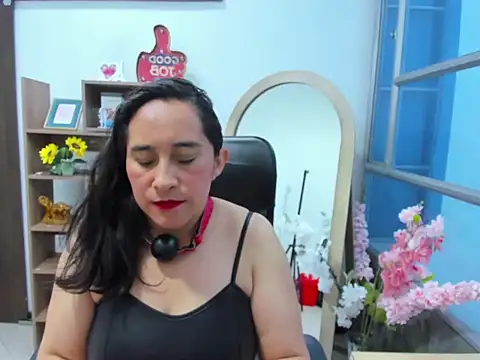 LeilaSmith  online show from September 23, 2025, 1:29 pm