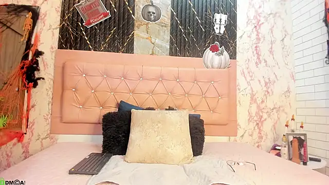 Caroline daring online show from October 21, 2025, 2:38 pm