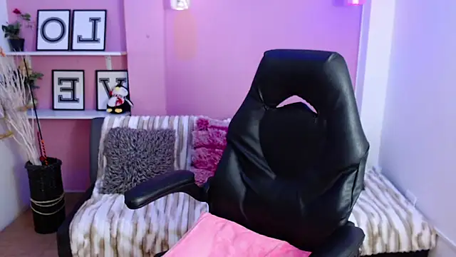 Snapshot of KendallWood_ chatting on November 11, 2025, 7:52 pm KendallWood online show from November 11, 2025, 7:52 pm