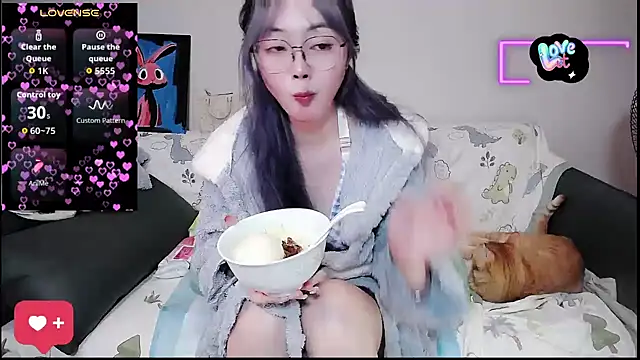 baby-yaya20 online show from October 27, 2025, 11:27 pm