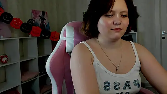 Mila  Cutee online show from November 2, 2025, 8:52 am