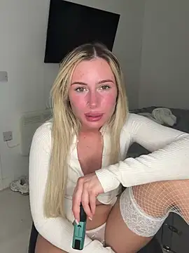 SexySaraxxoo online show from March 18, 2026, 9:26 pm