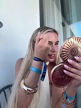 SexySaraxxoo online show from June 12, 2026, 4:38 pm