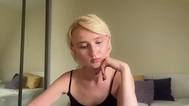 Snapshot of Evylenn chatting on July 8, 2026, 3:56 pm Evylenn online show from July 8, 2026, 3:56 pm