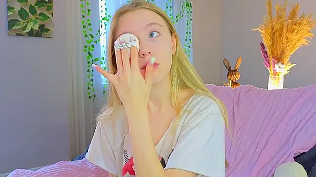 Succubelle online show from December 17, 2025, 7:13 am