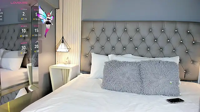 LunaBloomn online show from November 10, 2025, 5:07 pm