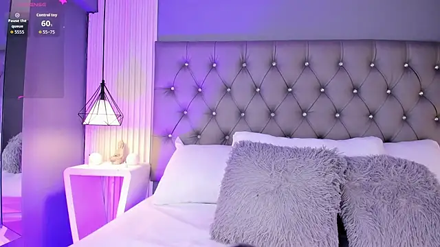 LunaBloomn online show from February 12, 2026, 5:02 pm