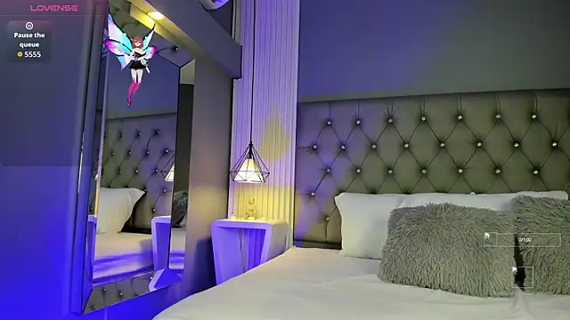 LunaBloomn online show from November 12, 2025, 5:06 pm