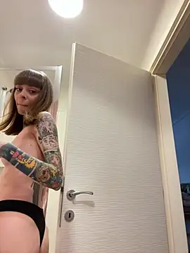 BabyBee  online show from October 14, 2025, 10:05 am