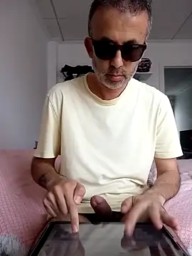 EmilioTaladdro online show from May 4, 2026, 8:28 am