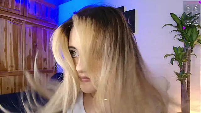 Snapshot of MaryMoon_ chatting on November 3, 2025, 9:40 pm MaryMoon online show from November 3, 2025, 9:40 pm