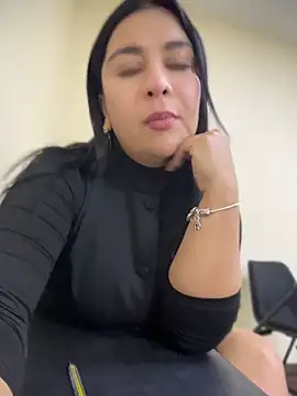 Snapshot of IrisDuvall chatting on April 30, 2026, 11:31 pm IrisDuvall online show from April 30, 2026, 11:31 pm