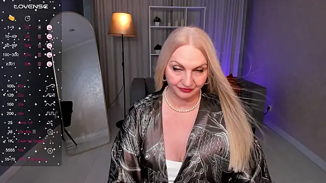 Nina Devillle online show from November 3, 2025, 2:53 pm