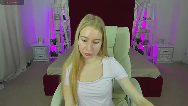Snapshot of Alina_Blonde chatting on June 21, 2026, 5:35 am Alina Blonde online show from June 21, 2026, 5:35 am