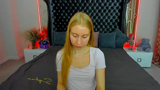 Snapshot of Alina_Blonde chatting on July 4, 2026, 5:36 am Alina Blonde online show from July 4, 2026, 5:36 am