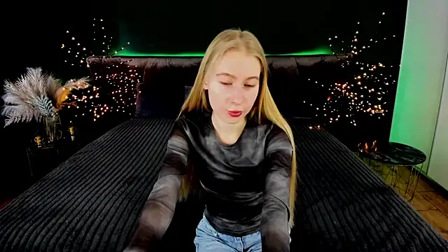 Snapshot of Alina_Blonde chatting on September 14, 2025, 12:05 pm Alina Blonde online show from September 14, 2025, 12:05 pm