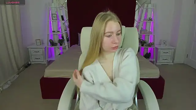 Snapshot of Alina_Blonde chatting on April 23, 2026, 5:36 am Alina Blonde online show from April 23, 2026, 5:36 am