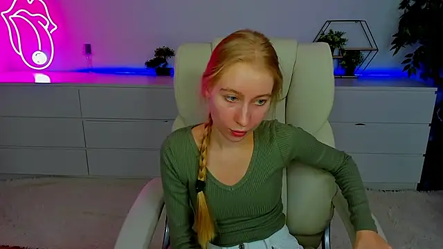 Snapshot of Alina_Blonde chatting on October 1, 2025, 12:09 pm Alina Blonde online show from October 1, 2025, 12:09 pm