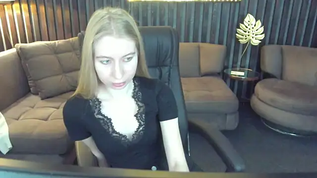 Snapshot of Alina_Blonde chatting on May 5, 2026, 5:32 am Alina Blonde online show from May 5, 2026, 5:32 am
