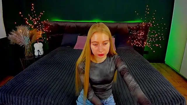 Snapshot of Alina_Blonde chatting on October 11, 2025, 5:41 am Alina Blonde online show from October 11, 2025, 5:41 am