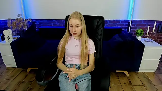 Snapshot of Alina_Blonde chatting on September 11, 2025, 8:47 am Alina Blonde online show from September 11, 2025, 8:47 am