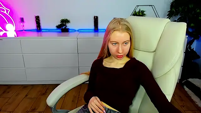 Snapshot of Alina_Blonde chatting on November 30, 2025, 6:47 am Alina Blonde online show from November 30, 2025, 6:47 am