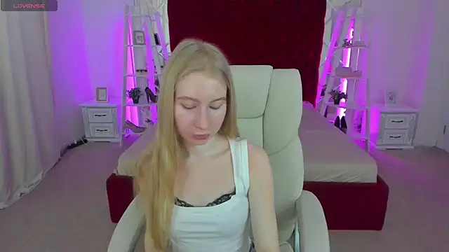 Snapshot of Alina_Blonde chatting on July 9, 2026, 5:41 am Alina Blonde online show from July 9, 2026, 5:41 am