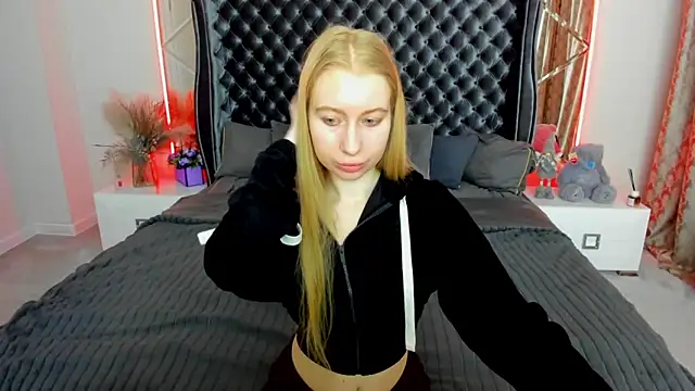 Alina Blonde online show from April 18, 2026, 5:43 am