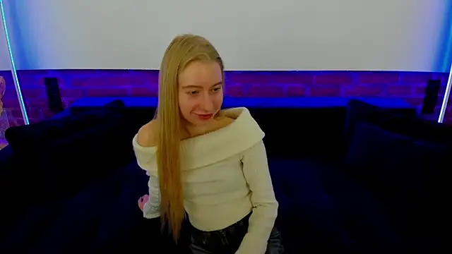 Snapshot of Alina_Blonde chatting on December 2, 2025, 6:48 am Alina Blonde online show from December 2, 2025, 6:48 am