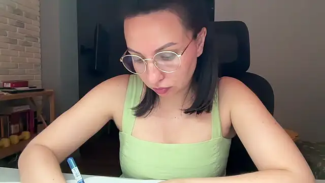 Snapshot of Karllina chatting on August 8, 2026, 2:57 pm Karllina online show from August 8, 2026, 2:57 pm