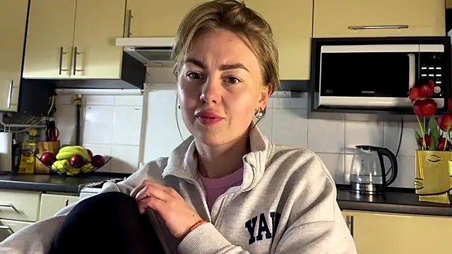Snapshot of MartaLuna_ chatting on April 18, 2026, 8:42 pm MartaLuna online show from April 18, 2026, 8:42 pm