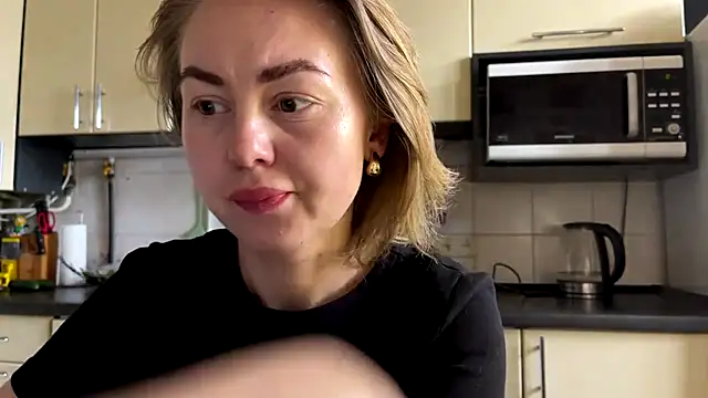 Snapshot of MartaLuna_ chatting on May 14, 2026, 1:52 pm MartaLuna online show from May 14, 2026, 1:52 pm