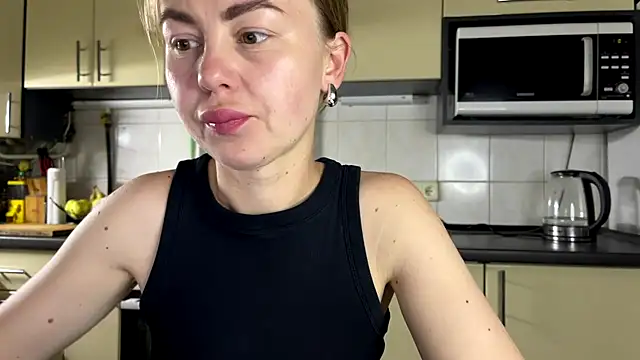 Snapshot of MartaLuna_ chatting on May 22, 2026, 7:23 pm MartaLuna online show from May 22, 2026, 7:23 pm