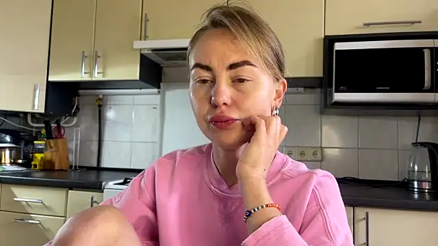 Snapshot of MartaLuna_ chatting on May 26, 2026, 2:15 pm MartaLuna online show from May 26, 2026, 2:15 pm