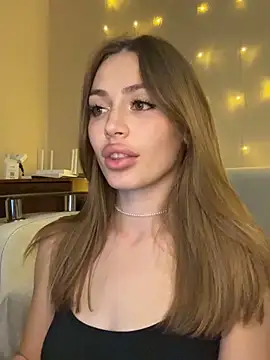 Elizabeth Tay online show from October 4, 2025, 5:58 pm