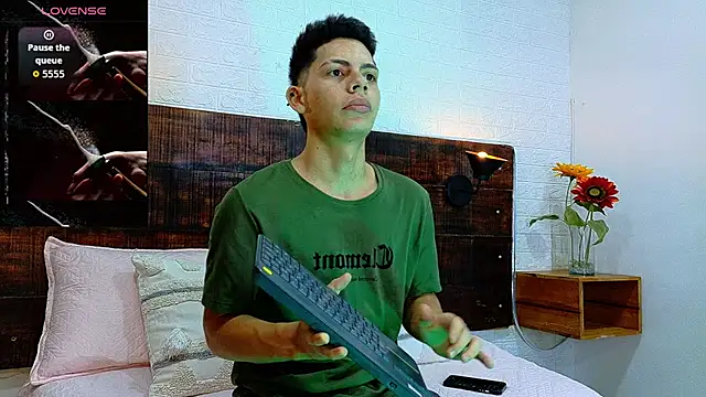 JhosuaVega online show from October 4, 2025, 2:24 am