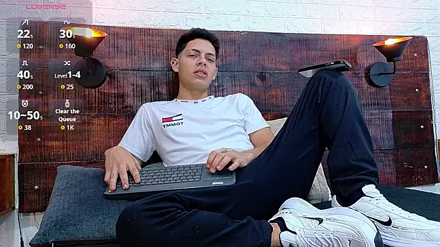 JhosuaVega online show from November 12, 2025, 9:51 pm