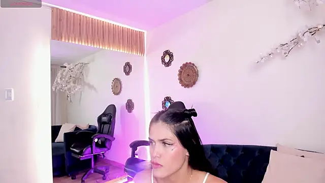 Isa Rouse   online show from September 26, 2025, 3:02 am