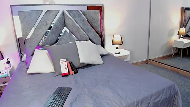 Isa Rouse   online show from October 30, 2025, 2:10 am