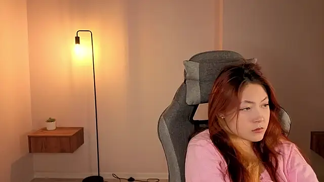 Frences Eyes online show from December 17, 2025, 2:00 pm